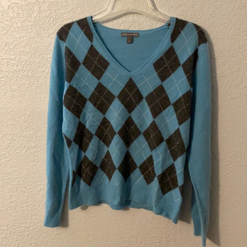 Woman’s cashmere long sleeved Sweater size Lg